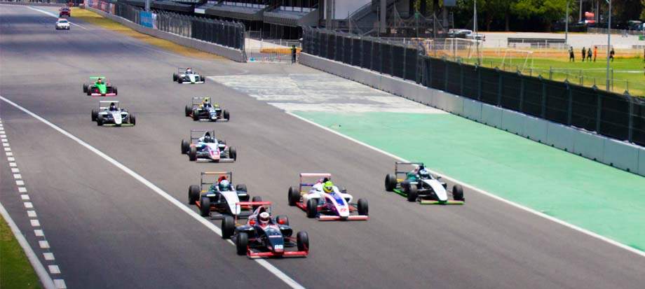 Arranque de carrera de Fórmula 4 NACAM en el Autódromo Hermanos Rodríguez.