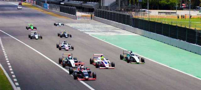 Arranque de carrera de Fórmula 4 NACAM en el Autódromo Hermanos Rodríguez.