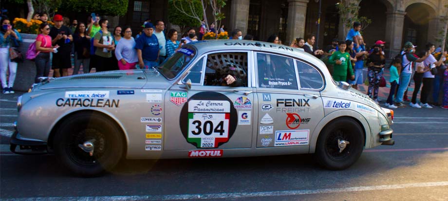 Los autos clásicos de La Carrera Panamericana recorren las autopistas de México.