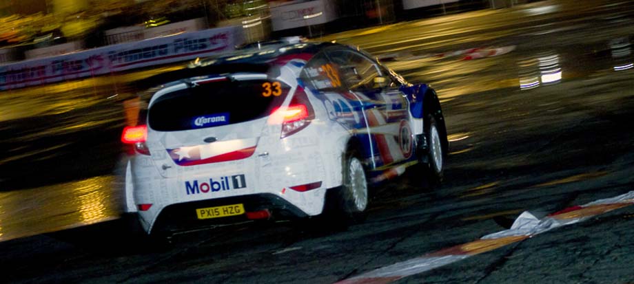 Ford Fiesta de WRC2 avanza por la Street Stage CDMX (2017).